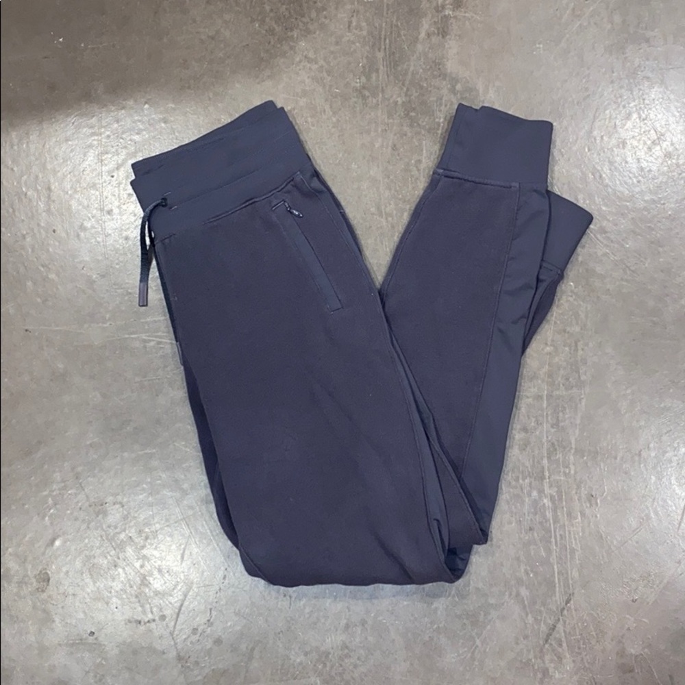 Lululemon women’s joggers!
